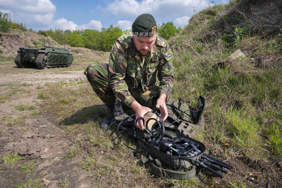 Bộ điều khiển vì không cần phải thu nhận hình ảnh nên cũng có trọng lượng, kích thước không quá lớn, người lính có thể thoải mái mang vác trên chiến trường. Nguồn ảnh: Sina.