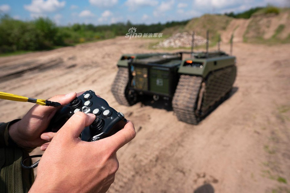 Vừa qua Quân đội Hà Lan đã lần đầu tiên cho giới thiệu loại robot chiến đấu mới mang tên Themis. Loại robot này hiện đang phục vụ trong Lữ đoàn nhẹ 13 Lục quân Hoàng gia Hà Lan. Nguồn ảnh: Sina.