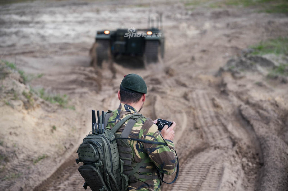 Hiện tại, loại phương tiện này vẫn cần có người điều khiển và có vẻ như không được trang bị camera truyền dẫn hình ảnh trực tiếp - nghĩa là mỗi khi điều khiển Themis, người điều khiển cần đi sát bên cạnh nó. Nguồn ảnh: Sina.