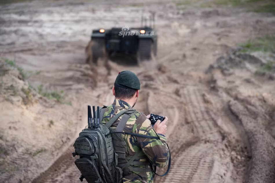 Hiện tại, loại phương tiện này vẫn cần có người điều khiển và có vẻ như không được trang bị camera truyền dẫn hình ảnh trực tiếp - nghĩa là mỗi khi điều khiển Themis, người điều khiển cần đi sát bên cạnh nó. Nguồn ảnh: Sina.