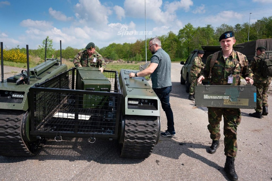 So với các loại robot của Mỹ hay của Anh, Themis của Hà Lan có thiết kế đơn giản và thực dụng hơn nhiều. Loại robot này đơn giản là một phương tiện tự hành, có thiết kế thấp và sử dụng cơ cấu chuyển động bánh xích. Nguồn ảnh: Sina.