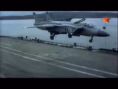 Một thời gian không lâu sau, nguyên mẫu đầu tiên về một chiếc máy bay phản lực có khả năng hạ cánh thẳng đứng một góc 90 độ so với mặt của Mỹ đã được ra đời, đây chính bản nháp thô đầu tiên của chiếc F-35B sau này và nếu nhận xét một cách khách quan thì F-35B có khá nhiều điểm tương đồng so với chiếc Yak-141 của Liên Xô. Nguồn ảnh: Star.