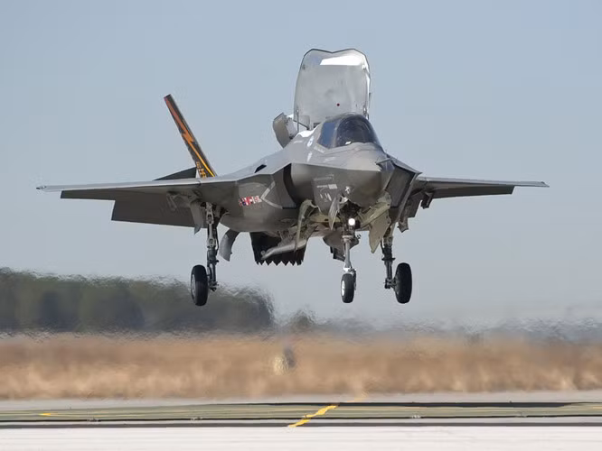 Hệ thống động cơ nâng trên chiếc F-35B lại có phần đơn giản hơn rất nhiều khi nó sử dụng một quạt nâng được đặt phía sau buồng lái phi công được điều khiển thông qua hệ thống phun của động cơ bằng một vòi phun quay. Nguồn ảnh: Pinterest.
