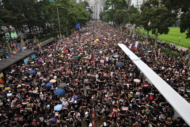 "Việc người dân xuống đường trong ngày hôm nay - một ngày sau khi dự thảo luật dẫn độ đã bị tuyên bố lùi vô thời hạn được coi là "đòn kết liễu" dành cho dự thảo luật này" - tờ Straitstimes bình luận. Nguồn ảnh: Telegraphs.