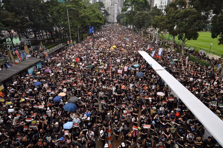 "Việc người dân xuống đường trong ngày hôm nay - một ngày sau khi dự thảo luật dẫn độ đã bị tuyên bố lùi vô thời hạn được coi là "đòn kết liễu" dành cho dự thảo luật này" - tờ Straitstimes bình luận. Nguồn ảnh: Telegraphs.