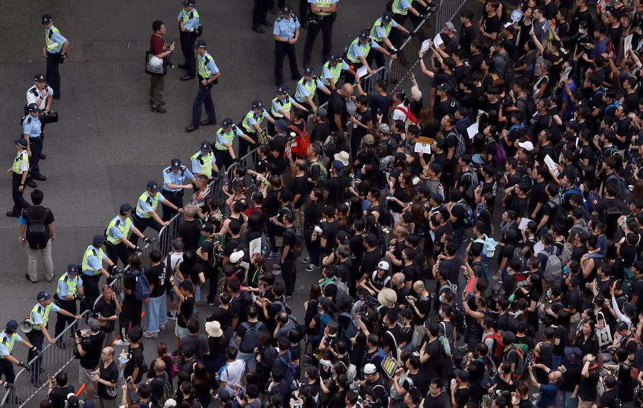 Trong khi đó, truyền thông nhiều quốc gia trên thế giới cho rằng thuật ngữ "hoãn vô thời hạn" chỉ là một cách nói mang tính giữ thể diện cho chính quyền Hong Kong và Bắc Kinh trước việc dự thảo luật này khó có thể nhận được sự đồng thuận của người dân Hong Kong tương lai. Nguồn ảnh: Telegraphs.