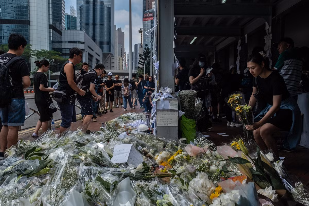 Người dân Hong Kong đặt hoa tưởng nhớ một nạn nhân đã thiệt mạng trong cuộc biểu tình hôm thứ bảy vừa rồi. Nguồn ảnh: Telegraphs.