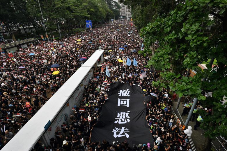 Quy mô của cuộc biểu tình diễn ra trong ngày hôm nay - một ngày sau khi luật đặc khu bị hoãn vô thời hạn - vẫn không thua kém gì so với những ngày trước đó. Nguồn ảnh: Straitsimes