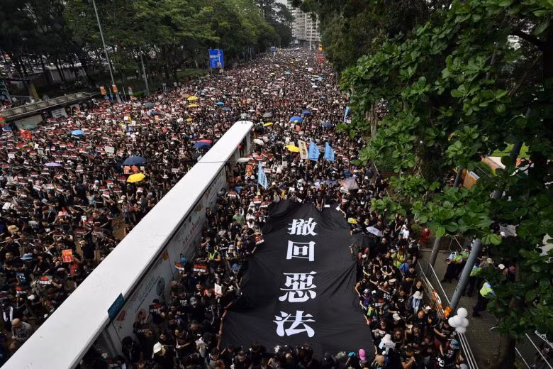 Quy mô của cuộc biểu tình diễn ra trong ngày hôm nay - một ngày sau khi luật đặc khu bị hoãn vô thời hạn - vẫn không thua kém gì so với những ngày trước đó. Nguồn ảnh: Straitsimes