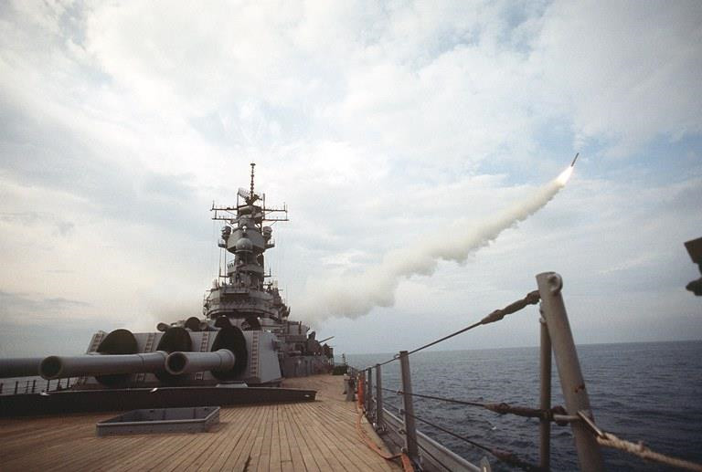 Thiết giáp hạm USS Missouri (BB-63) phóng tên lửa Tomahawk trong chiến dịch Bão táp Sa mạc. Tên lửa Tomahawk được sử dụng lần đầu trong Chiến tranh Vùng Vịnh lần thứ nhất năm 1991, đưa Mỹ trở thành quốc gia đầu tiên sử dụng tên lửa hành trình dẫn đường chính xác trong chiến tranh. Ảnh: Hải quân Mỹ.