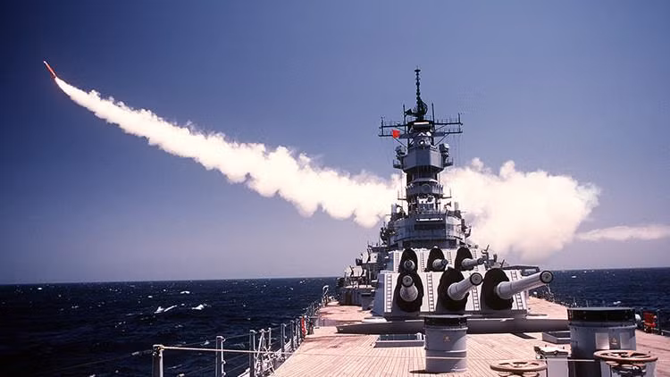 Kể từ đó, Tomahawk luôn là lựa chọn đầu tiên đối với bất kỳ giải pháp quân sự nào. Theo History Navy, từ năm 1993-1998, 530 tên lửa Tomahawk đã được sử dụng để tấn công các mục tiêu quân sự ở Iraq, Bosnia, Afghanistan và Sudan. Tomahawk được mệnh danh là "Sứ giả chiến tranh" vì nó thường là vũ khí đầu tiên được sử dụng. Ảnh: Hải quân Mỹ.