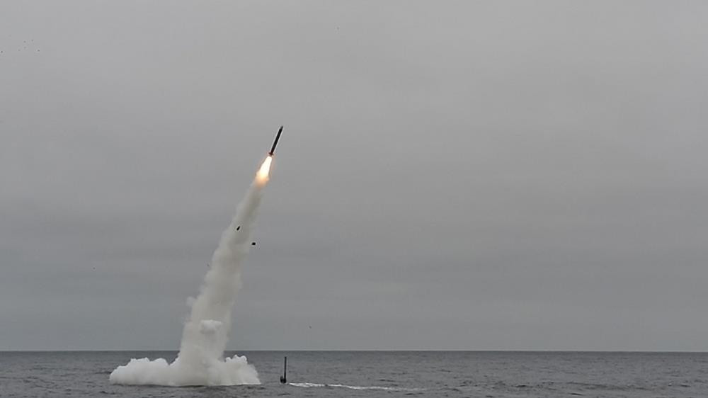 Sau chiến tranh Kosovo, Tomahawk tiếp tục được nâng cấp để ngày càng hoàn thiện hơn. Nó tiếp tục là sứ giả chiến tranh gieo rắc nỗi sợ hãi cho bất kỳ quốc gia nào trở thành mục tiêu của nó. Tấn công bằng tên lửa hành trình tầm xa là giải pháp quân sự mang lại lợi ích kép, vừa tiêu diệt được mục tiêu, đồng thời loại bỏ khả năng bị đối phương đáp trả. Ảnh: DVIDS.