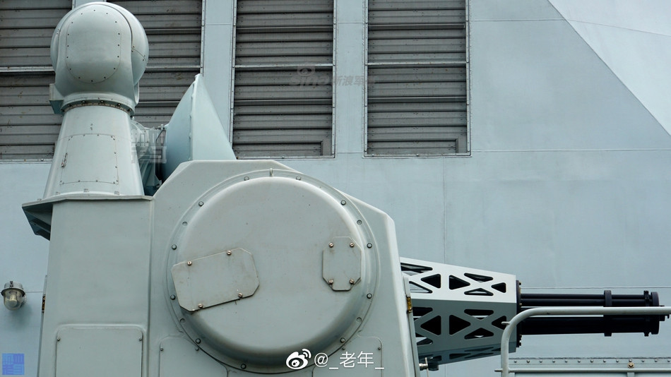 Giống như mọi loại tàu chiến khác do Trung Quốc thiết kế, gần như mọi vũ khí trên khinh hạm Type 054A đều được nước này sản xuất nội địa. Ảnh: Tổ hợp pháo cao tốc Type 730 tự hành phiên bản 7 nòng, tốc độ bắn 4200 viên mỗi phút, tầm bắn tối đa 3 km. Nguồn ảnh: Sina.