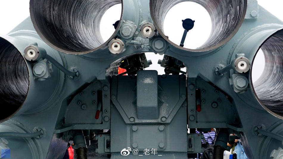 Trên tàu Type 054A còn có hai tổ hợp ống phóng pháo phản lực Type 87 cỡ nòng 240mm. Đây là tổ hợp phóng pháo phản lực chống ngầm, tàu Type 054A mang theo tối đa 36 viên đạn pháo phản lực cho hai tổ hợp này. Nguồn ảnh: Sina.