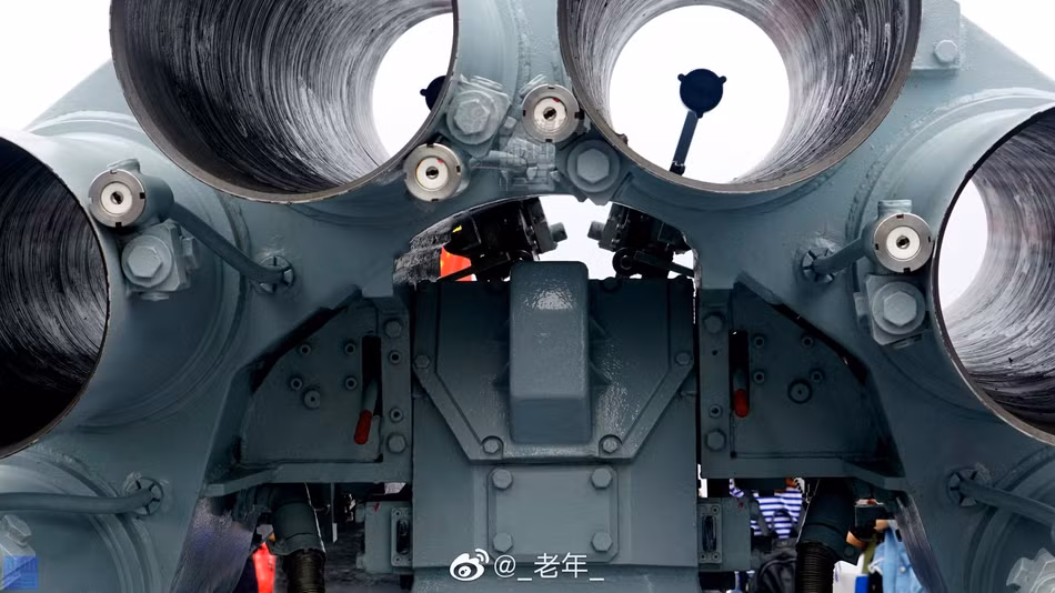 Trên tàu Type 054A còn có hai tổ hợp ống phóng pháo phản lực Type 87 cỡ nòng 240mm. Đây là tổ hợp phóng pháo phản lực chống ngầm, tàu Type 054A mang theo tối đa 36 viên đạn pháo phản lực cho hai tổ hợp này. Nguồn ảnh: Sina.