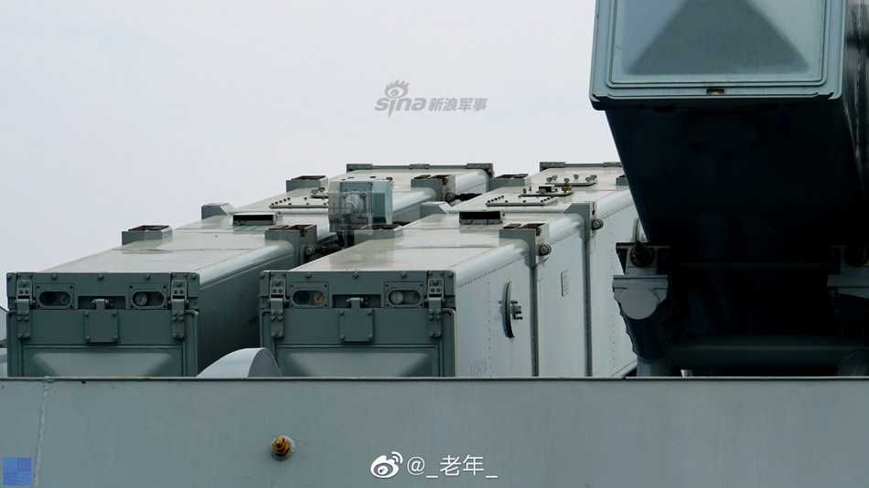 Cuối cùng là các tổ hợp ống phóng tên lửa đối hải C-803 chống hạm hoặc đối đất. Tổng cộng trên Type 054A có 8 ống phóng tên lửa loại này, tuỳ từng phiên bản được sử dụng mà C-803 sẽ có tầm bắn từ 180 cho tới 200 km. Nguồn ảnh: Sina.