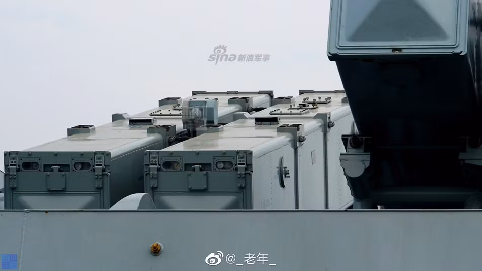 Cuối cùng là các tổ hợp ống phóng tên lửa đối hải C-803 chống hạm hoặc đối đất. Tổng cộng trên Type 054A có 8 ống phóng tên lửa loại này, tuỳ từng phiên bản được sử dụng mà C-803 sẽ có tầm bắn từ 180 cho tới 200 km. Nguồn ảnh: Sina.