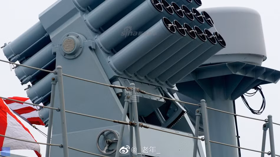 Khinh hạm Type 054A cũng có trang bị hai tổ hợp Type 726-4. Đây là tổ hợp phóng mồi nhử, có khả năng làm lệch đường hoặc vô hiệu hoá các loại tên lửa đối hạm của đối phương. Nguồn ảnh: Sina.