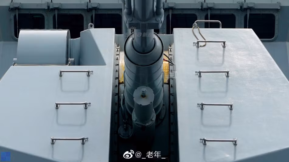 Hải pháo đa chức năng PJ26 cỡ nòng 76mm - đây là khẩu pháo đa chức năng, có thể vừa làm nhiệm vụ bắn mục tiêu mặt nước, mặt đất, vừa có thể làm nhiệm vụ phòng không bắn máy bay. Nguồn ảnh: Sina.