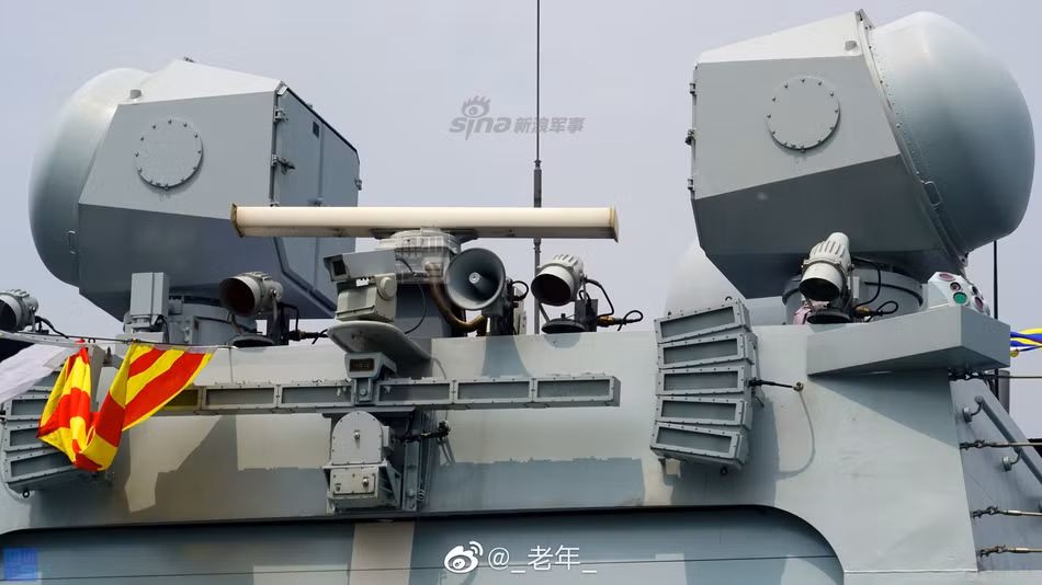 Đầu tiên là hệ thống radar Type 344 - loại radar băng tần ME được sử dụng làm radar điều khiển hoả lực cho toàn bộ các loại hoả lực trên tàu. Nguồn ảnh: Sina.