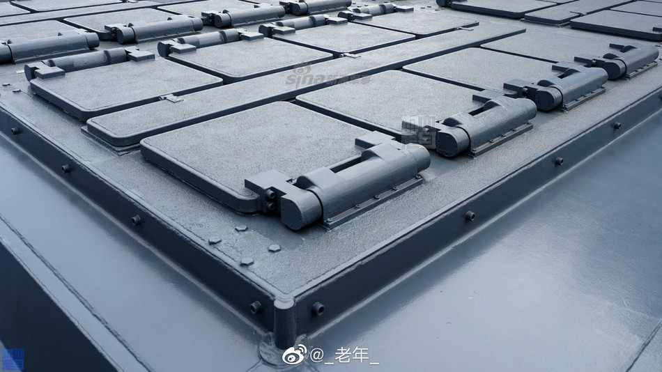 Vũ khí "tối thượng" nhất trên các khinh hạm Type 054A chính là 32 giếng phóng thẳng đứng được đặt ở phía trước mũi tàu. các giếng phóng này có khả năng phóng được các loại tên lửa HQ-16 phòng không hoặc tên lửa Yu-8 đối hải. Nguồn ảnh: Sina.