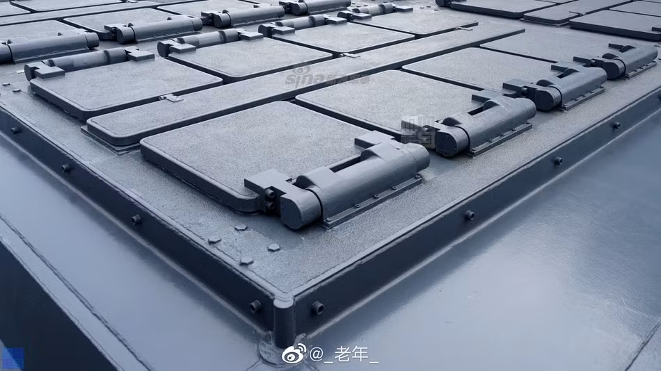 Vũ khí "tối thượng" nhất trên các khinh hạm Type 054A chính là 32 giếng phóng thẳng đứng được đặt ở phía trước mũi tàu. các giếng phóng này có khả năng phóng được các loại tên lửa HQ-16 phòng không hoặc tên lửa Yu-8 đối hải. Nguồn ảnh: Sina.