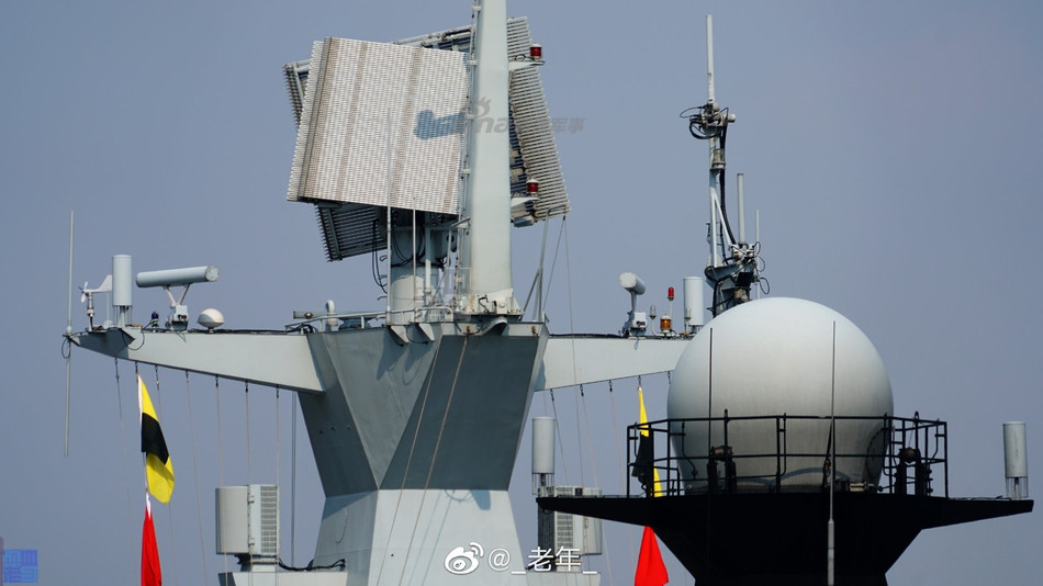 Tiếp theo đó và quan trọng nhất là hệ thống radar Type 382, đây được coi là hệ thống radar 3-D hoàn thiện bậc nhất của Trung Quốc được nước này sao chép lại từ hệ thống MR-710 Fregat do Nga thiết kế. Nguồn ảnh: Sina.