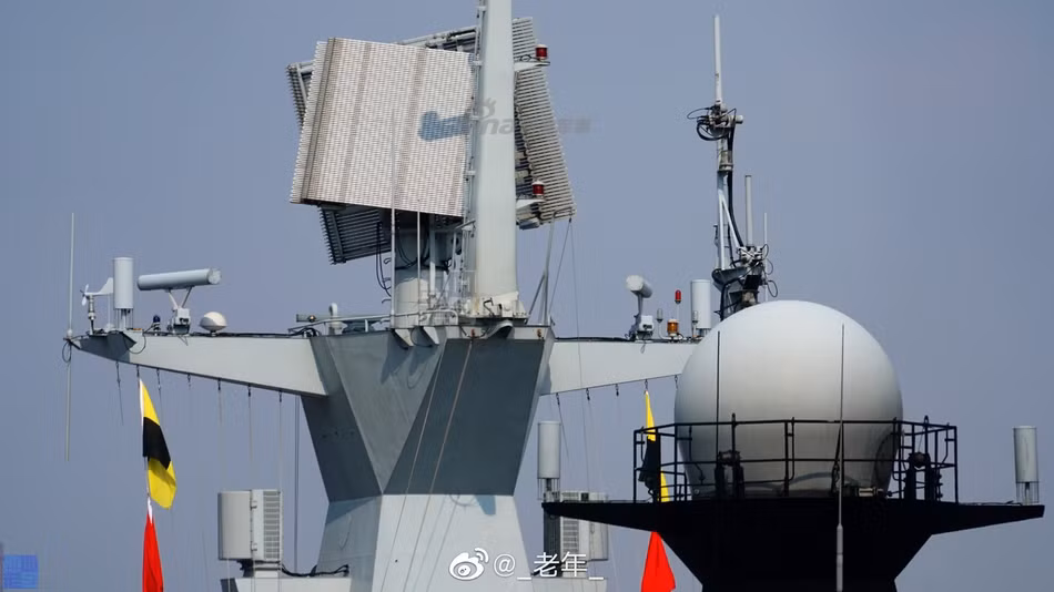 Tiếp theo đó và quan trọng nhất là hệ thống radar Type 382, đây được coi là hệ thống radar 3-D hoàn thiện bậc nhất của Trung Quốc được nước này sao chép lại từ hệ thống MR-710 Fregat do Nga thiết kế. Nguồn ảnh: Sina.