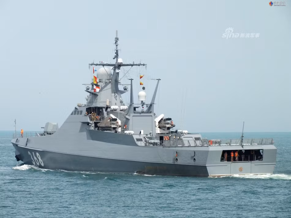 Tàu có chiều dài 94 mét, lườn rộng tối đa 14 mét và mớm nước 3,4 mét. Động cơ của tàu có công suất vào khoảng 12.000 mã lực cho phép nó di chuyển với tốc độ tối đa 30 hải lý giờ tương đương tối đa 56 km/h. Nguồn ảnh: Sina.