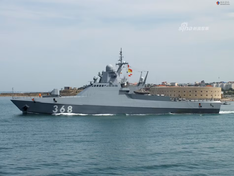 Được thiết kế để thực hiện các hoạt động chủ yếu bao gồm tuần tra, theo dõi, giám sát các vùng biển ven bờ, tàu tuần tra lớp Đề án 22160 được trang bị hệ thống vũ khí khá đồ sộ so với các loại tàu tuần tra được các nước khác trên thế giới sử dụng. Nguồn ảnh: Sina.