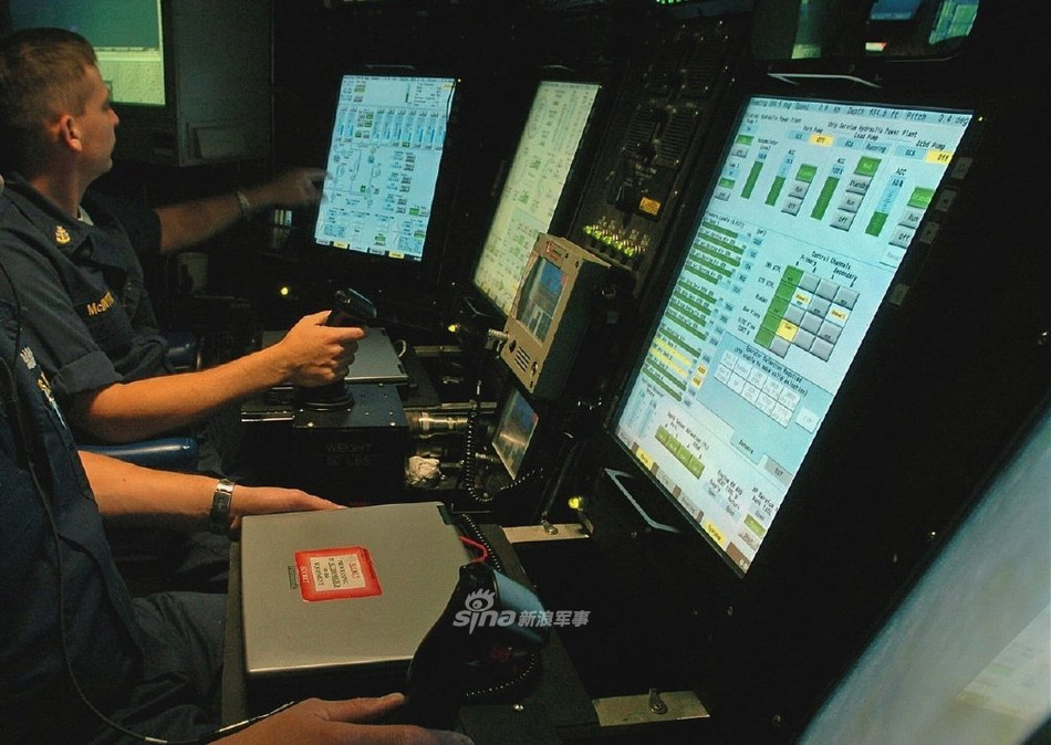 Mặc dù công việc trên tàu ngầm hạt nhân là cực kỳ căng thẳng nhưng giống như trên mọi tàu ngầm khác, một ca làm việc trên tàu ngầm hạt nhân luôn kéo dài tới 12 tiếng - nghĩa là mỗi ngày chỉ cần hai ca làm việc thay phiên nhau và không có ngày nghỉ trong suốt quá trình công tác.