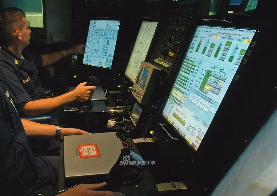 Mặc dù công việc trên tàu ngầm hạt nhân là cực kỳ căng thẳng nhưng giống như trên mọi tàu ngầm khác, một ca làm việc trên tàu ngầm hạt nhân luôn kéo dài tới 12 tiếng - nghĩa là mỗi ngày chỉ cần hai ca làm việc thay phiên nhau và không có ngày nghỉ trong suốt quá trình công tác.