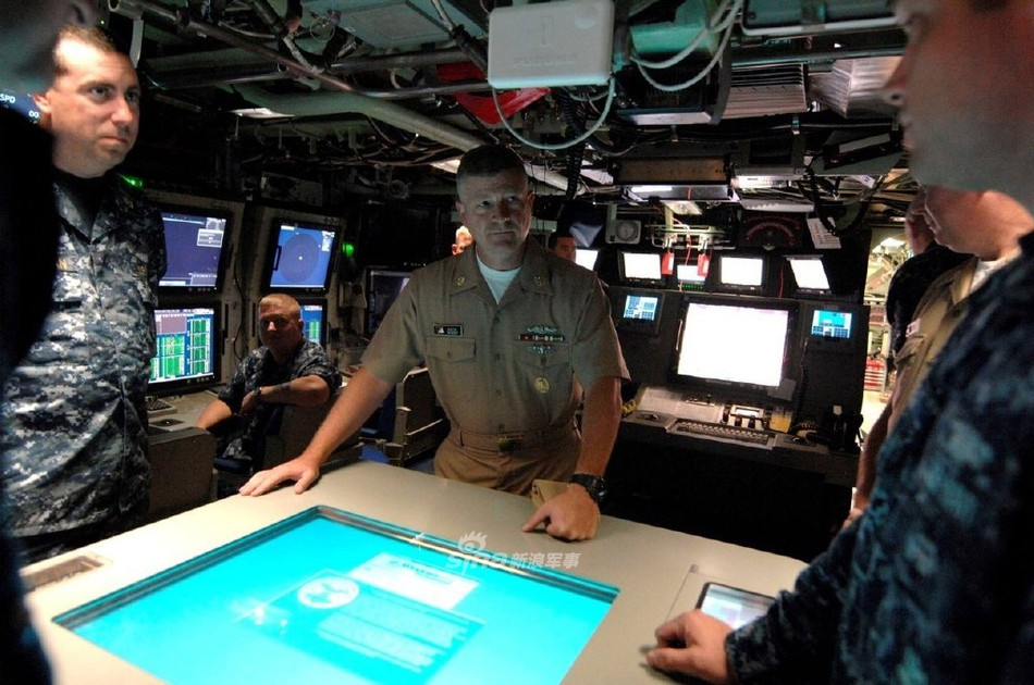 Bên trong khoang chỉ huy của các loại tàu ngầm hiện đại ngày nay đều được trang bị các loại thiết bị, màn hình hiển thị điện tử hiện đại, giúp chỉ huy có thể bao quát được hàng trăm thông số kỹ thuật của mọi khu vực trên tàu.