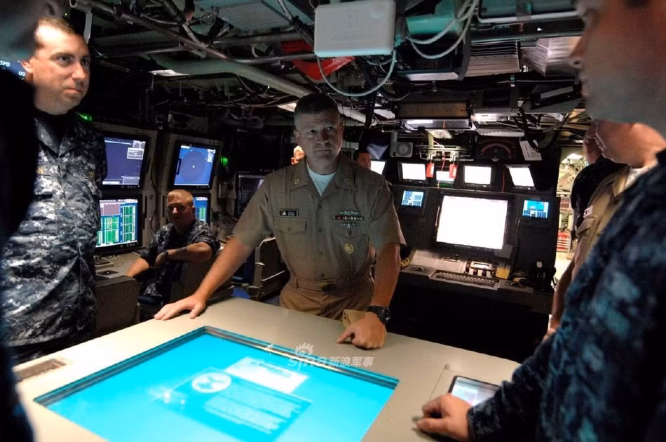 Bên trong khoang chỉ huy của các loại tàu ngầm hiện đại ngày nay đều được trang bị các loại thiết bị, màn hình hiển thị điện tử hiện đại, giúp chỉ huy có thể bao quát được hàng trăm thông số kỹ thuật của mọi khu vực trên tàu.