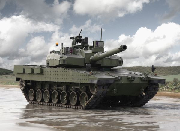Được thiết kế trong thời gian từ năm 2008 tới năm 2016, xe tăng Altay hiện mới chỉ có 4 chiếc phiên bản thử nghiệm được hoàn thiện nhưng đã dự kiến sẽ được sản xuất tổng cộng 1000 chiếc, chia đều làm bốn đợt trong tương lai. Nguồn ảnh: Pinterest.