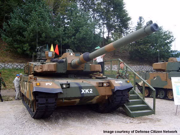 Hiện tại, Ả Rập Xê-út cùng với Oman, Pakistan và Qatar đang tỏ ra rất hứng thú với loại xe tăng liên doanh giữa Thổ Nhĩ Kỳ và Hàn Quốc này. Trong tương lai, dù đắt hơn cả Leclerc nhưng rất có khả năng Altay còn phổ biến hơn loại xe tăng do Pháp thiết kế và sản xuất. Nguồn ảnh: Citizen.