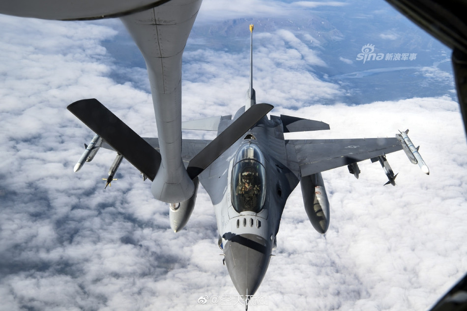 Cũng trong ngần đấy thời gian, Stratotanker đã "đá cặp" với đủ mọi loại máy bay được Mỹ sử dụng, hàng chục loại máy bay được Mỹ thiết kế từ nửa sau của thế kỷ 20 cho tới nay đều có hệ thống nhận nhiên liệu trên không được thiết kế dựa trên tiêu chuẩn tiếp liệu của Stratotanker. Nguồn ảnh: Sina.