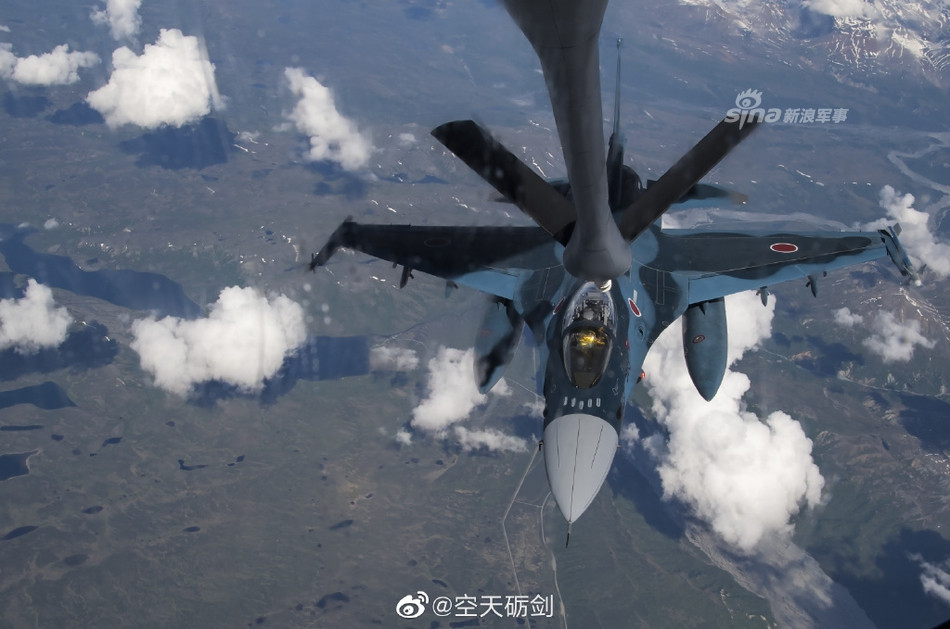 Thực tế, ban đầu khi Mỹ thiết kế máy bay tiếp liệu KC-135, Không quân nước này muốn loại máy bay tiếp liệu trên không chuyên phục vụ cho các máy bay ném bom tầm xa. Tuy nhiên do đòi hỏi trên chiến trường Đông Nam Á thay đổi (chủ yếu do Chiến tranh Việt Nam) mà Mỹ buộc phải dùng KC-135 cho cả các máy bay chiến thuật. Nguồn ảnh: Sina.