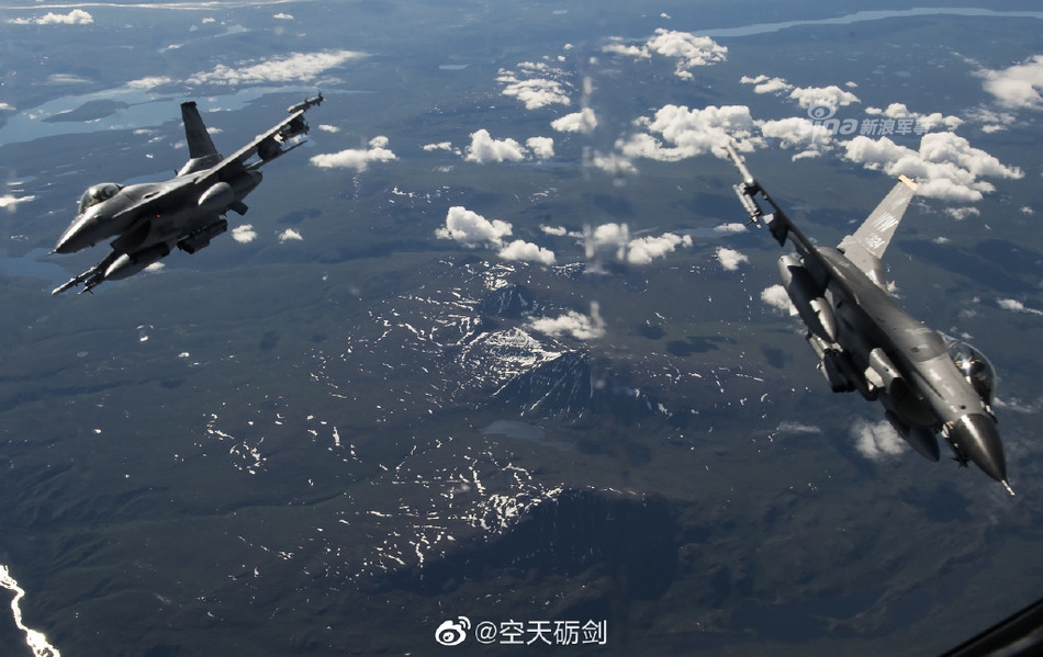 Hiện tại, ngời Không quân Mỹ còn có bốn quốc gia khác trên thế giới sử dụng loại máy bay tiếp liệu "đồ cổ" này trong biên chế. Trong đó bao gồm Chile với ba chiếc, Pháp với 13 chiếc, Thổ Nhĩ Kỳ với 7 chiếc và Singapore. Nguồn ảnh: Sina.