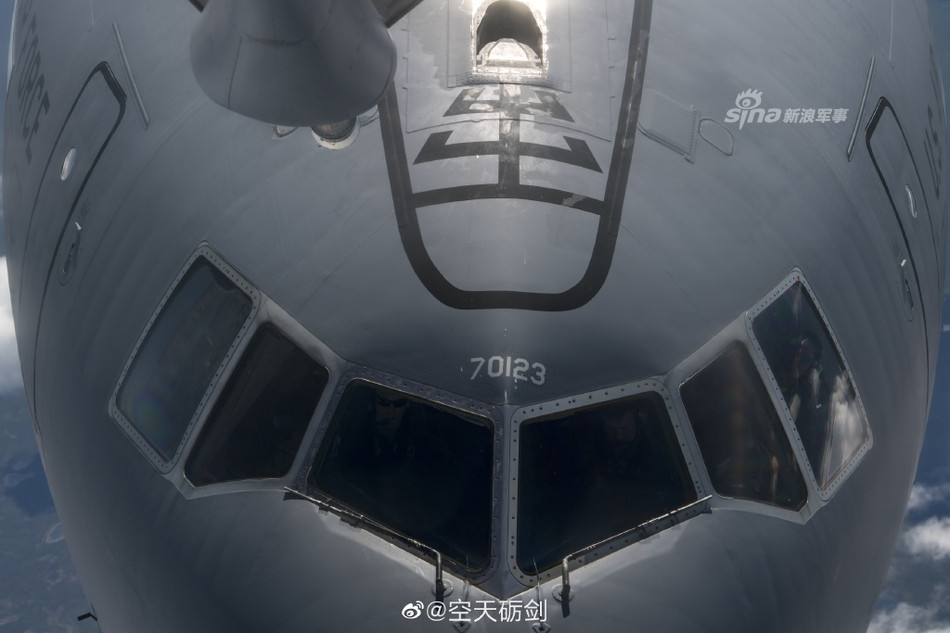 Kể từ năm 2004, NASA cũng bắt đầu sử dụng loại máy bay KC-135 trong các chương trình nghiên cứu, thử nghiệm của mình nhưng không phục vụ cho mục đích tiếp liệu trên không mà chỉ được sử dụng vào nhiệm vụ tái tạo môi trường không trọng lực ở dưới bầu khí quyển. Nguồn ảnh: Sina.