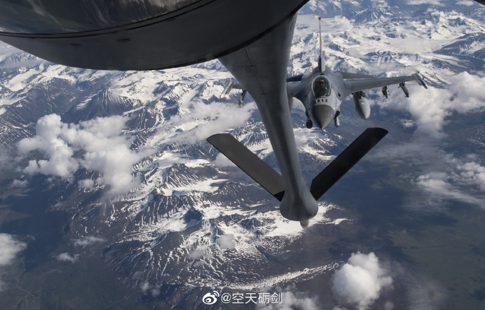 Ra đời từ năm 1957, máy bay tiếp liệu Boeing KC-135 Stratotanker của là là một trong sáu loại máy bay duy nhất được phục vụ quân đội Mỹ 50 năm liên tục không ngừng nghỉ. Nguồn ảnh: Sina.