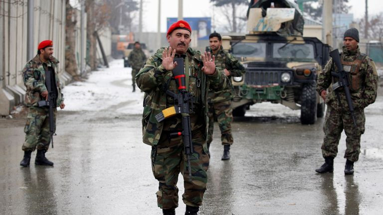 Với Afghanistan, chỉ riêng việc cho cho phép người dân trồng cây thuốc phiện hay không cũng đã tốn của Mỹ một đống thời gian và tiền của. Ngoài ra, còn đủ các loại vấn đề khác đáng lẽ ra quân đội và chính quyền Afghanistan (do Mỹ dựng lên) có thể tự quyết được nhưng đều phải thông qua người Mỹ, khiến mọi chuyện hoặc trở nên quá muộn màng hoặc rối tung như một mớ bòng bong với đủ các khuyến cáo của... chuyên gia quân sự. Nguồn ảnh: BI.