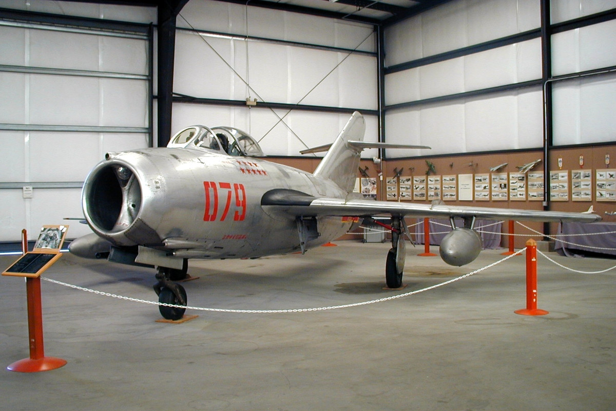 Tháng 3/1953, bảy phi hành đoàn của Không quân Hoàng gia Anh đã bị thiệt mạng khi một chiếc MiG-15 của Liên Xô bắn hạ máy bay chiến đấu Avro Lincoln B2 khi chiếc máy bay này đang bay huấn luyện ở Berlin. Sự việc làm căng thẳng giữa Moscow với London tăng cao đỉnh điểm. Nguồn ảnh: Warontherocks.