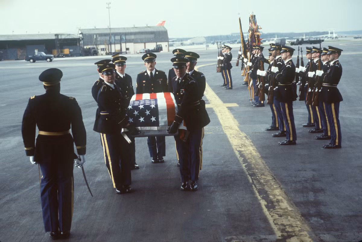 Tháng 3/1985, sĩ quan Lục quân Mỹ Arthur Nicholson đã bị lính gác Liên Xô bắn chết khi đang theo dõi một cuộc tập trận của... Liên Xô nhưng lại đứng ngoài khu vực an toàn lúc cuộc tập trận diễn ra. Nguồn ảnh: Warontherocks.