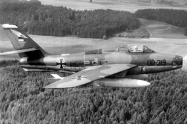 Tháng 9/1961, hai chiến đấu cơ F-84F của Tây Đức trong lúc bay huấn luyện đã lạc vào không phận Đông Berlin và bị các tiêm kích của liên Xô truy đuổi, hai chiến đấu cơ này sau đó buộc phải hạ cánh ở vùng đất do Pháp kiểm soát ở Tây Berlin, thoát chết trong gang tấc. Nguồn ảnh: Warontherocks.