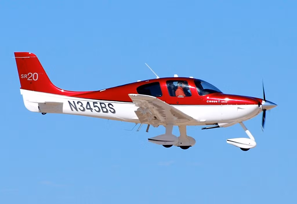 Với Không quân Mỹ, quá trình đào tạo vẫn tương tự, các phi công bắt buộc phải học cách bay trên máy bay một động cơ trước. Một trong những loại máy bay một động cơ được Không quân Mỹ sử dụng phổ biến để huấn luyện đó là loại T-53A Kadet II. Nguồn ảnh: USAF.