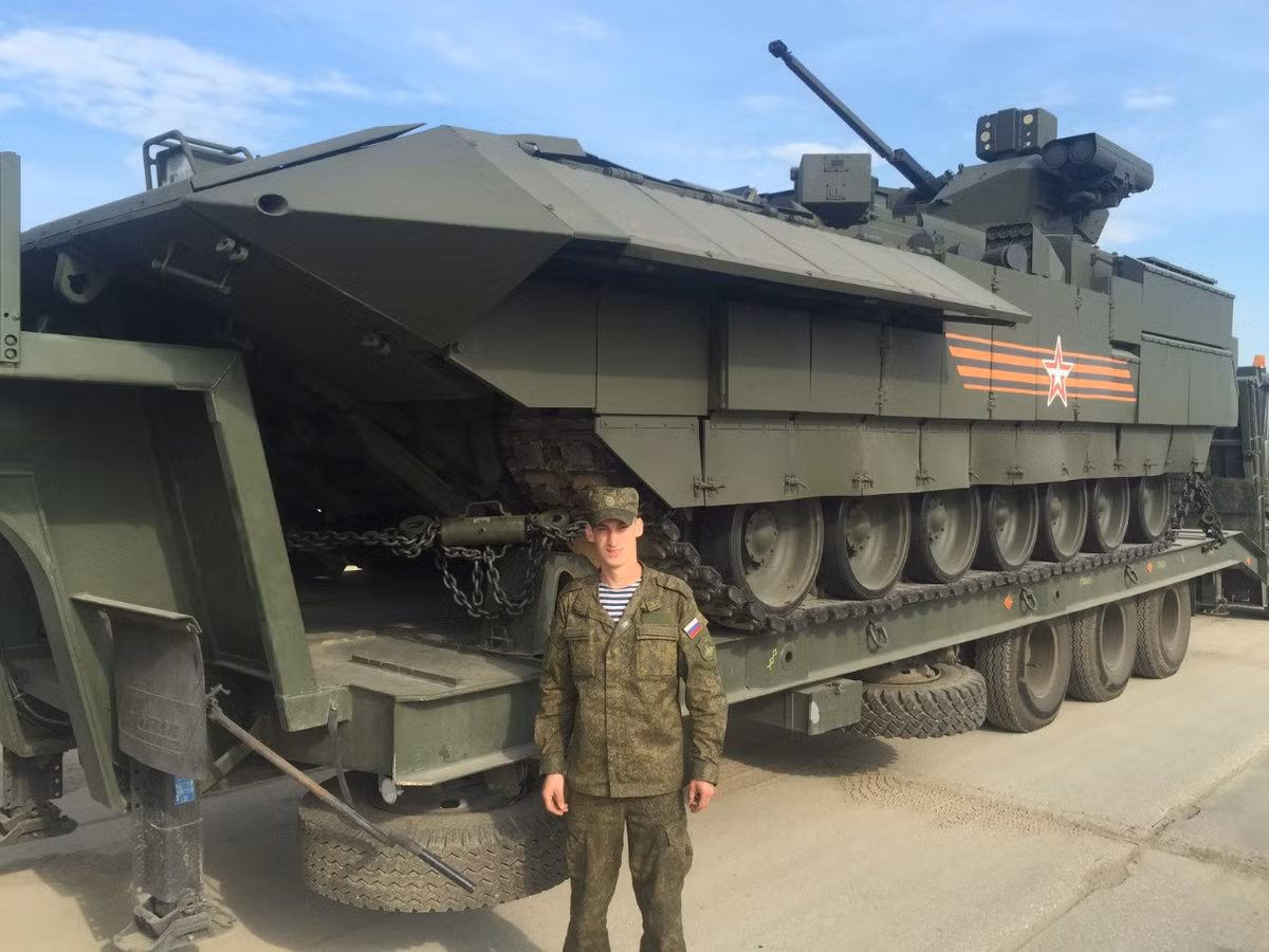 Mặc dù được trang bị hộp số tự động nhưng khả năng cơ động của xe chiến đấu bộ binh hạng nặng T-15 vẫn là một ẩn số. Động cơ 1500 sức ngựa của nó được cho là chỉ cung cấp sức kéo tương đương như trên các loại xe tăng, xe thiết giáp đời cũ trước đây chứ không có gì nổi bật. Nguồn ảnh: Rumil.