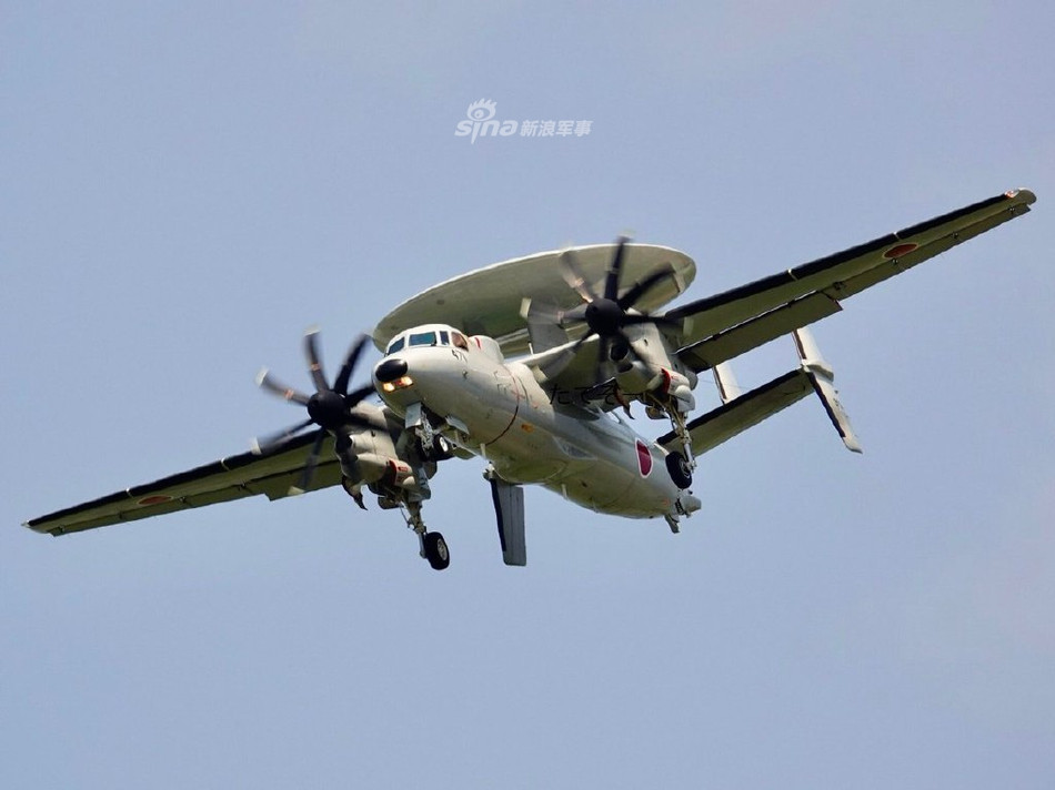 Chuyến bay đầu tiên của máy bay cảnh báo sớm E-2 bắt đầu được thực hiện từ năm 1960 và tới tận ngày nay, loại máy bay cảnh báo sớm này hiện là một trong những loại máy bay lâu đời nhất hiện đang phục vụ trong biên chế Không quân Hải quân Mỹ. Nguồn ảnh: Sina.