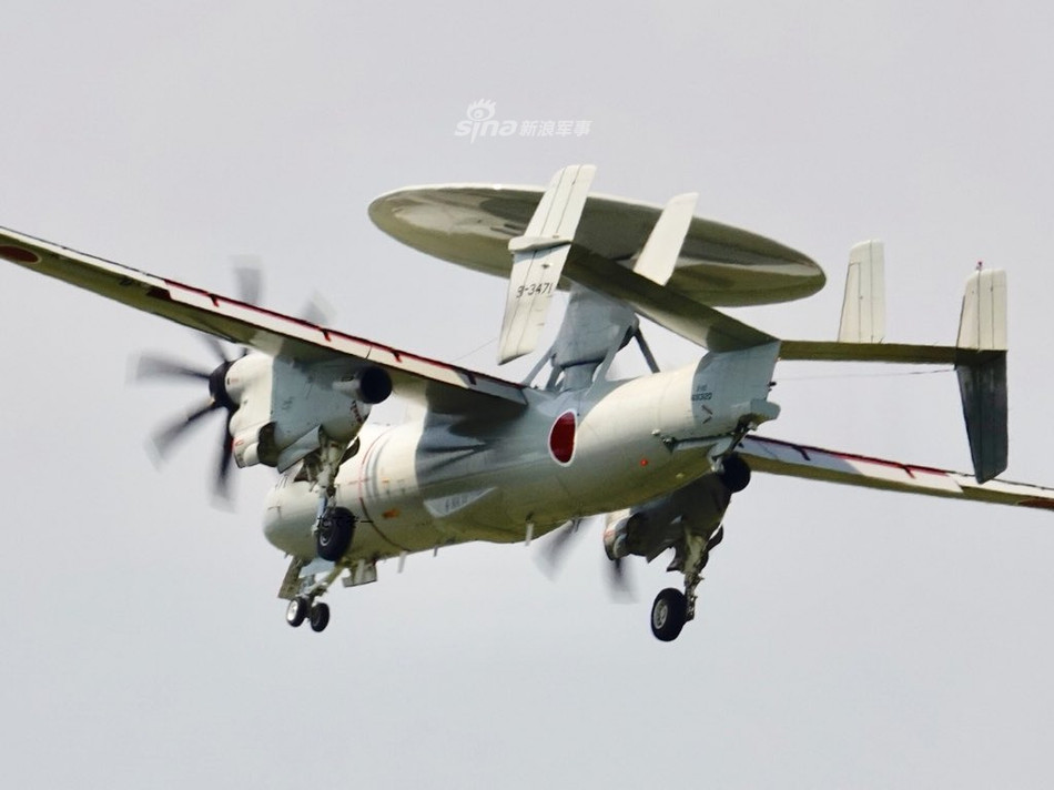 Dù chỉ là máy bay cảnh báo sớm, E-2D vẫn được nâng cấp hệ thống khoang lái kính - cho phép tăng tầm quan sát của phi công - một điều cực kỳ quan trọng trong các hoạt động cứu hộ cứu nạn. Nguồn ảnh: Sina.