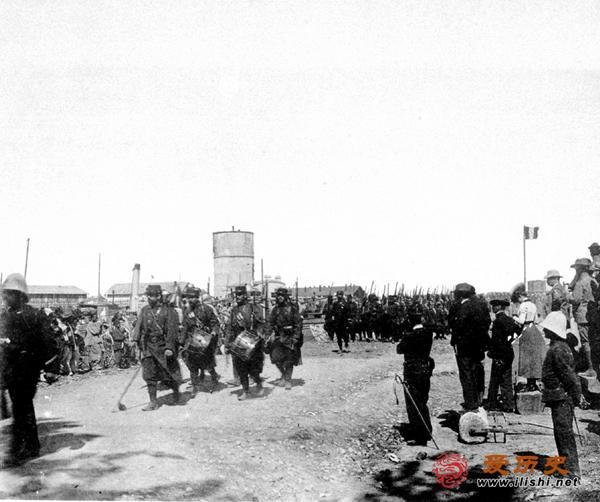 Tới năm 1898, Tân Giới - một trong ba khu vực lớn nhất của Hong Kong dưới sức ép của London cũng buộc phải chuyển nhượng cho Anh trong điều ước "mở rộng địa giới Hong Kong " với thời hạn 99 năm. Mặc dù đảo Hong Kong bị nhượng cho Anh vĩnh viễn, Tân Giới với 90% diện tích đất của Hong Kong mới đóng vai trò quan trọng trong sự phát triển của nền kinh tế này. Nguồn: Baidu.